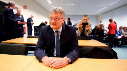 AfD-Parteichef Jörg Meuthen muss sich vor dem Berliner Verwaltungsgericht dem Vorwurf stellen, Parteispenden nicht richtig deklariert zu haben. 