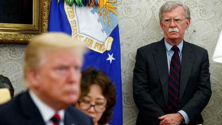Als US-Sicherheitsberater ist John Bolton auf diesem Bild im Hintergrund von US-Präsident Donald Trump zu sehen.