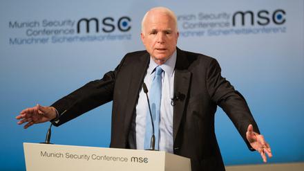 US-Senator John McCain spricht 2017 bei der Münchner Sicherheitskonferenz. 