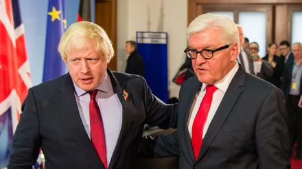 Der Britische Außenminister Boris Johnson (l) steht neben Bundesaußenminister Frank-Walter Steinmeier (SPD) nach einer Pressekonferenz in Berlin.