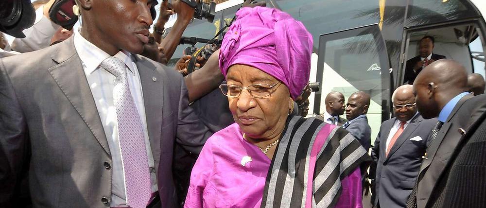 Beim Amtskollegen im Senegal. Liberias Präsidentin Ellen Johnson-Sirleaf ist zur Amtseinführung von Präsident Macky Sall nach Dakar gereist. 