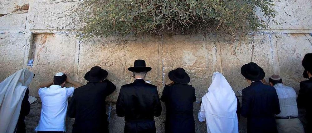 An der Klagemauer in der Altstadt Jerusalems werden am Samstag zum Versöhnungsfeste zehntausende religiöse Juden zum Gebet erwartet. 