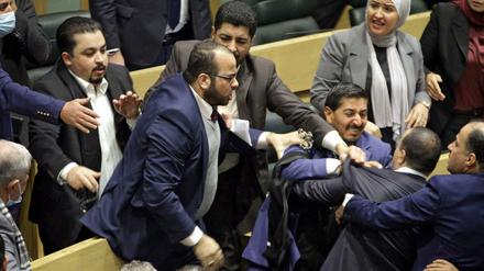Im jordanischen Parlament kommt es zu Handgreiflichkeiten am 28. Dezember. 