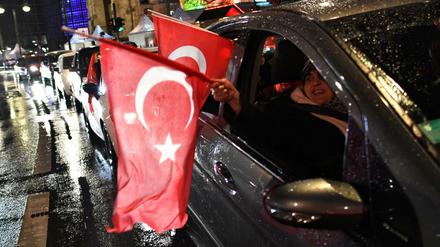 Erdogan-Anhänger nach dem Referendum auf dem Ku'damm in Berlin.