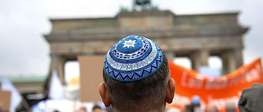 Teilnehmer der Kundgebung "Steh auf! Nie wieder Judenhass!" des Zentralrats der Juden in Deutschland am 14.9.2014 vor dem Brandenburger Tor.