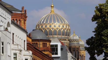 Die Kuppel der Synagoge in Berlin glänzt golden über den Dächern der Oranienburger Straße. 