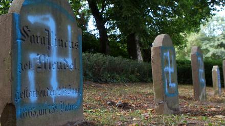 Schmierereien an Grabsteinen auf dem jüdischen Friedhof in Kröpelin (Landkreis Rostock; Archivbild von 2012)