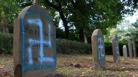 Hass ohne Ende. Die Zahl der antisemitischen Straftaten ist auch 2021 stark gestiegen. Zudem sind vier Todesopfer zu beklagen. Im Bild eine frühere Schändung eines jüdischen Friedhofs in Mecklenburg.