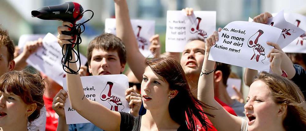 Keine heiße Luft mehr - so lautet die Forderung junger Menschen aus ganz Europa., die am Mittwoch vor dem Kanzleramt gegen die Jugendarbeitslosigkeit demonstrierten.