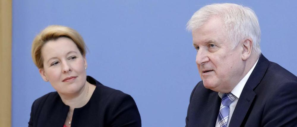 So erklärt man große Politik: Julia Klöckner und Franziska Giffey lauschen Horst Seehofer.