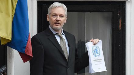 Wikileaks-Gründer Julian Assange bei seiner Medienansprache mit dem UN-Dokument in der Hand vor der ecuadorianischen Botschaft in London.