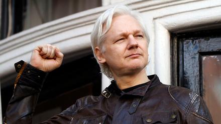 Julian Assange auf dem Balkon der Botschaft von Ecuador