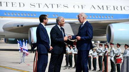 US-Präsident Joe Biden wird von seinem israelischen Amtskollegen Isaac Herzog und dem israelischen Premierminister Yair Lapid empfangen.