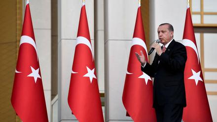 Der türkische Präsident Recep Tayyip Erdogan hält eine Ansprache.