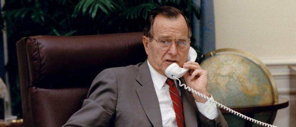US-Präsident George H. W. Bush im Jahr 1990 beim Telefonat mit seinem russischen Amtskollegem Michail Gorbatschow.