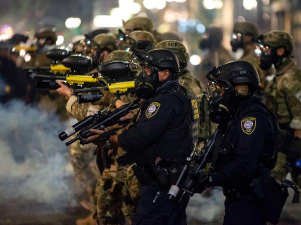 Bundespolizei in Portland – mit militärischer Ausrüstung.