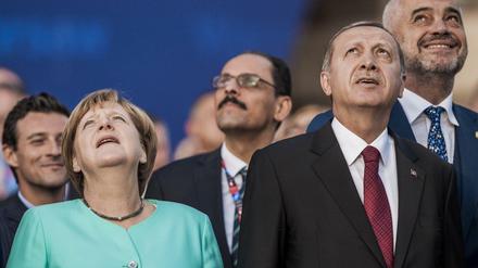 Angela Merkel und Recep Tayyip Erdogan beobachten einen Vorbeiflug von Jets beim Nato-Gipfel in Warschau.
