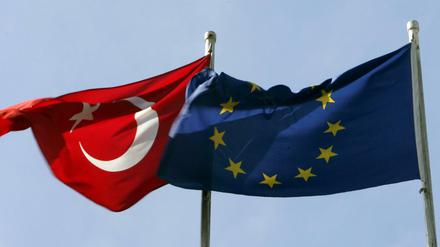 Die türkische Staatsflagge (l) weht neben der EU-Fahne in Istanbul. 
