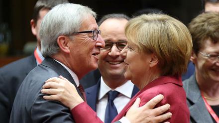Weggefährten: Jean-Claude Juncker und Angela Merkel, im Hintergrund Frankreichs damaliger Präsident Francois Hollande (Archivbild von 2014).