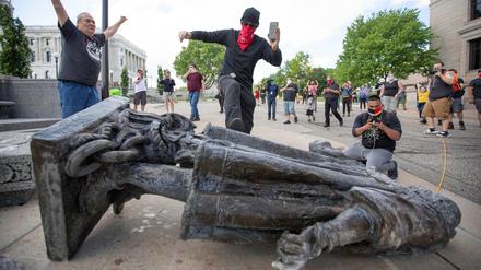 Aktivisten in den USA stürzen eine Kolumbus-Statue.
