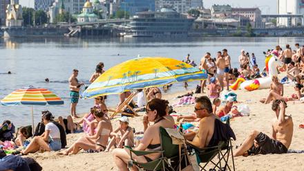 Kiew am 11. Juni 2022: Ein Badestrand am Fluss Dnepr.