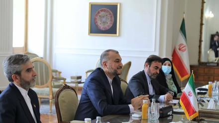 Der iranische Außenminister sitzt bei einem Treffen in Teheran.