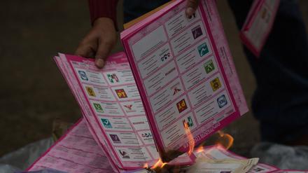 Brennendes Interesse. Im Bundesstaat Guerrero zündeten Demonstranten Stimmzettel an. 