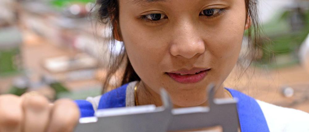 Bedarfsgerechte Zuwanderung soll gegen Fachkräftemangel helfen: In der Metallwerkstatt des Bildungswerks der Sächsischen Wirtschaft in Chemnitz wird Thi Hai Chu aus Vietnam zur Mechatronikerin ausgebildet.