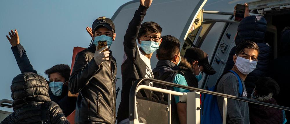 Minderjährige Flüchtlinge von griechischen Inseln steigen am Athener Flughafen in ein Flugzeug, das sie nach Hannover bringt.
