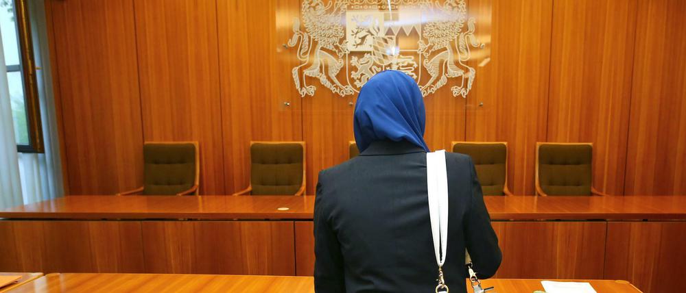 2016 klagte eine Jurastudentin vor dem Verwaltungsgericht Augsburg gegen ein Kopftuchverbot für Richterinnen. Das Bild zeigt die Klägerin im Gerichtssaal.