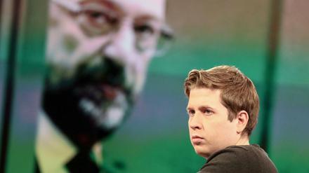 Der Genosse der Herzen: Juso-Chef Kevin Kühnert - und im Hintergrund ein Bild von Ex-SPD-Chef Martin Schulz.
