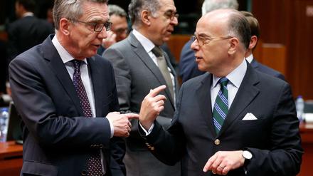 Innenminister Thomas de Maizière (CDU) und sein französischer Amtskollege Bernard Cazeneuve (rechts) am Freitag in Brüssel. 