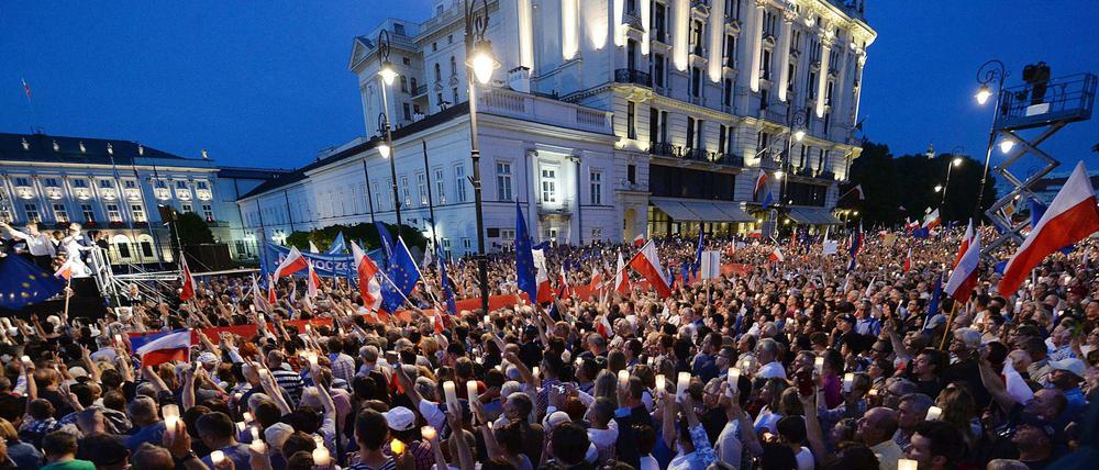 Anhänger der Opposition demonstrieren vor dem Präsidentenpalast in Warschau.