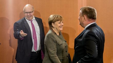 Kabinettstückchen. Kanzlerin Merkel mit Peter Altmaier (li.) und Hermann Gröhe. 