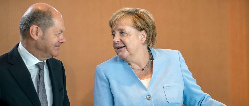 Bundeskanzlerin Angela Merkel (CDU) kommt neben Olaf Scholz (SPD), Bundesfinanzminister, zur Sitzung des Bundeskabinetts im Kanzleramt.