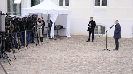 Bundeskanzler Olaf Scholz vor Journalisten bei der Presseunterrichtung vor der Klausurtagung des Bundeskabinetts auf Schloss Meseberg. 