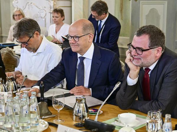 Wirtschaftsminister Robert Habeck, Kanzler Olaf Scholz und Bundeskanzleramtschef Wolfgang Schmidt (v.l.) im Schloss Meseberg.