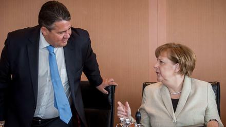 Bundeskanzlerin Angela Merkel (CDU) spricht mit Bundeswirtschaftsminister Sigmar Gabriel (SPD).