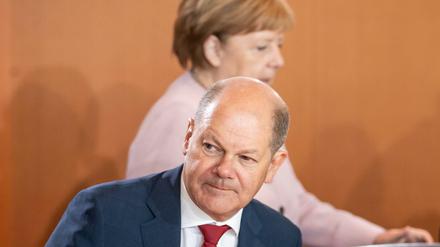 Bundesfinanzminister Olaf Scholz (SPD) vor Kanzlerin Angela Merkel (CDU)