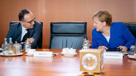 Bundeskanzlerin Angela Merkel (CDU) und Heiko Maas (SPD), Außenminister während einer Kabinettssitzung. 
