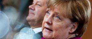 Bundeskanzlerin Angela Merkel (r, CDU) und Olaf Scholz (SPD), Bundesfinanzminister, sitzen zu Beginn der Kabinettssitzung im Bundeskanzleramt.
