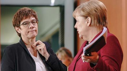 Bundeskanzlerin Angela Merkel (CDU, r) im Gespräch mit Annegret Kramp-Karrenbauer (CDU), Verteidigungsministerin. 