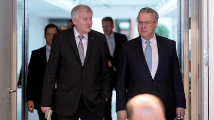 Bayerns Ministerpräsident Horst Seehofer (links) und Innenminister Joachim Herrmann (beide CSU) kommen am Dienstag in München zur Kabinettssitzung. 