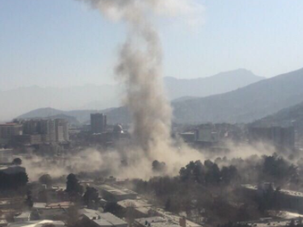 Ein Foto, das die Rauchwolke über Kabul nach der Explosion zeigen soll.