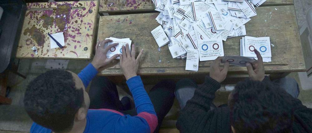 Wahlhelfer zählen in Kairo die Stimmen aus.