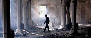 Ein Mann läuft am 15. August 2013 durch eine ausgebombte Moschee in Kairo.