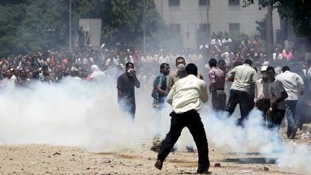 In Kairo kam es zu heftigen Auseinandersetzungen zwischen Jugendlichen und Sicherheitskräften.