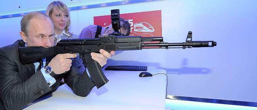 Die AK-37 Im Anschlag: Wladimir Putin im April 2012 in Moskau