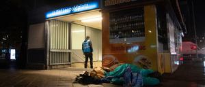 Das Schlimmste verhüten. Ein Mitarbeiter des Kältebus der Berliner Stadtmission am Bahnhof Leopoldplatz neben einem Obdachlosenlager.