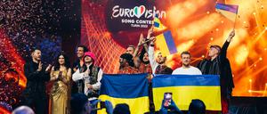 Kalush Orchestra nach ihrem Sieg beim Eurovision Song Contest in Turin.
